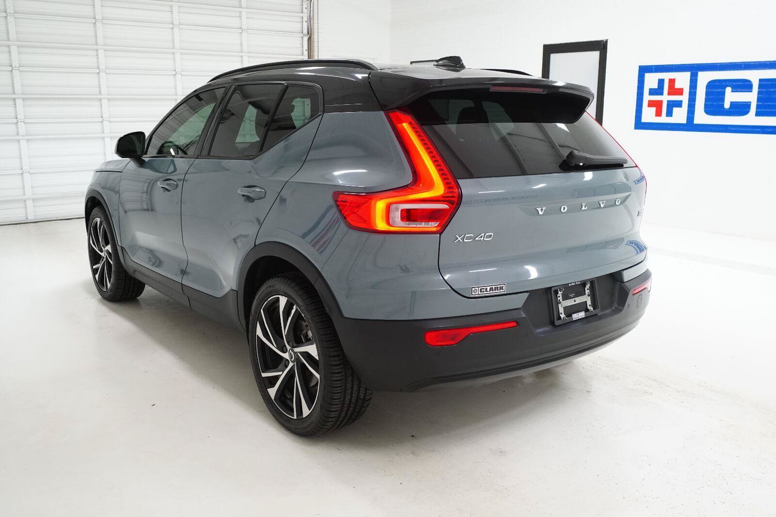 Used 2021 Volvo XC40 T4 R-Design w/ Protection Package Premier FWD image 28