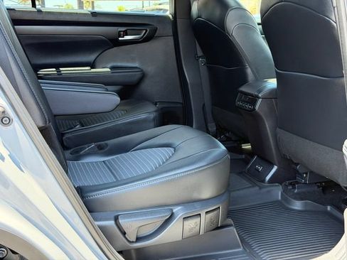 Used 2025 Toyota Highlander XSE AWD/4WD image 21