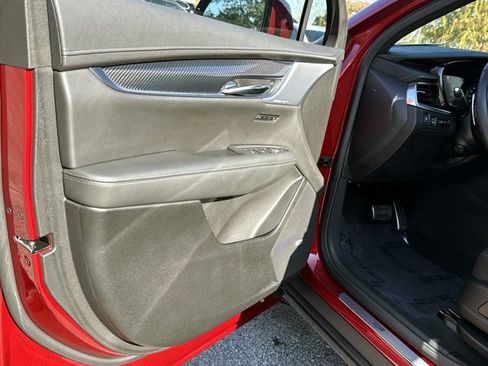 Used 2024 Cadillac XT6 Sport w/ Technology Package image 18