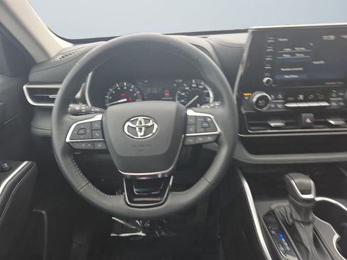 Used 2021 Toyota Highlander XLE image 12