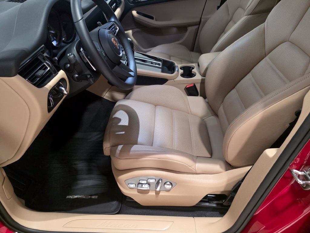 Certified 2026 Porsche Macan AWD/4WD image 5