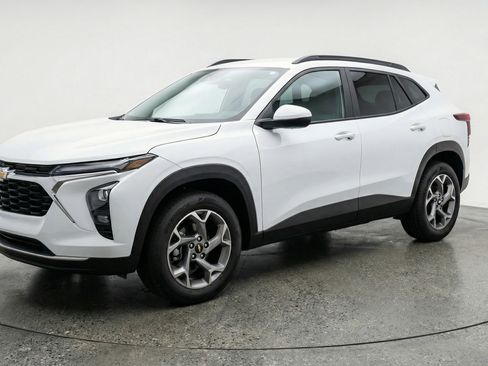 Used 2025 Chevrolet Trax LT image 3