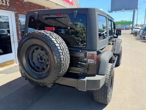 Used 2015 Jeep Wrangler Unlimited Rubicon w/ Connectivity Group AWD/4WD image 4