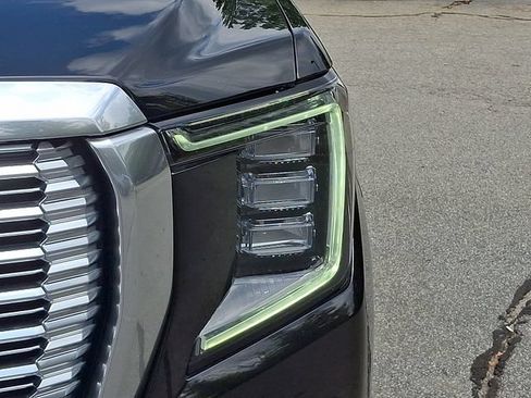 Used 2021 GMC Yukon Denali w/ Denali Premium Package AWD/4WD image 9
