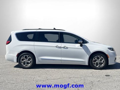 Used 2023 Chrysler Pacifica Limited FWD image 31