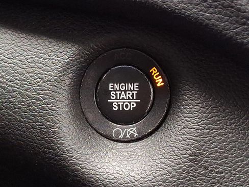 Used 2019 Jeep Cherokee Limited w/ Technology Group image 23