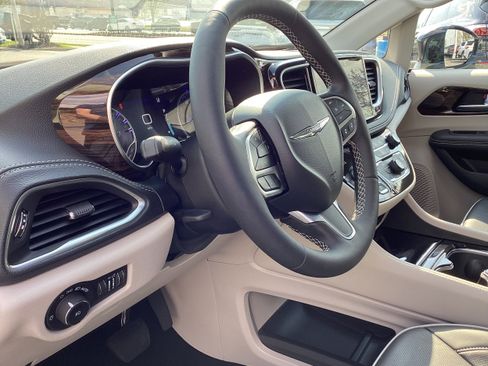 Used 2024 Chrysler Pacifica Limited FWD image 11