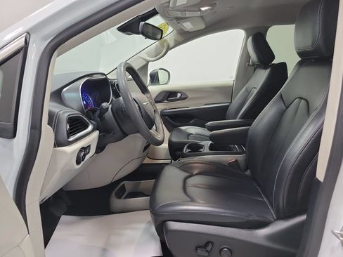 Used 2023 Chrysler Pacifica Touring-L FWD image 2
