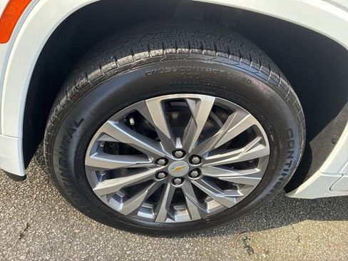 Used 2023 Chevrolet Traverse Premier image 11