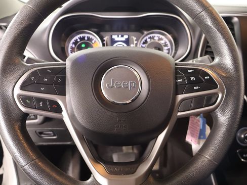 Used 2019 Jeep Cherokee Latitude w/ Popular Appearance Group FWD image 3