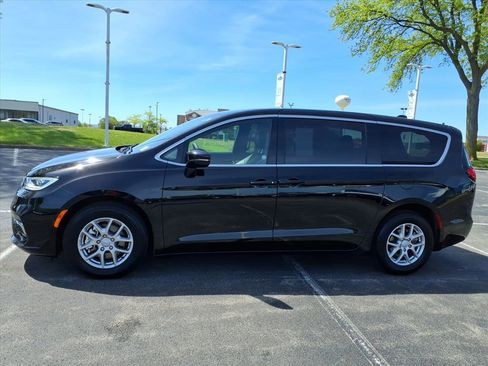 Used 2025 Chrysler Pacifica Select FWD image 4