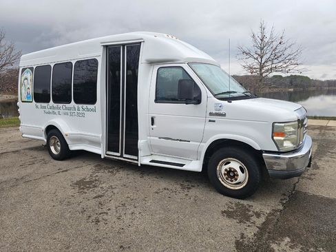 Used 2010 Ford E-350 and Econoline 350 Super Duty image 2