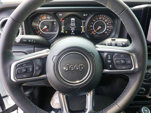New 2026 Jeep Wrangler Unlimited Sahara AWD/4WD image 31