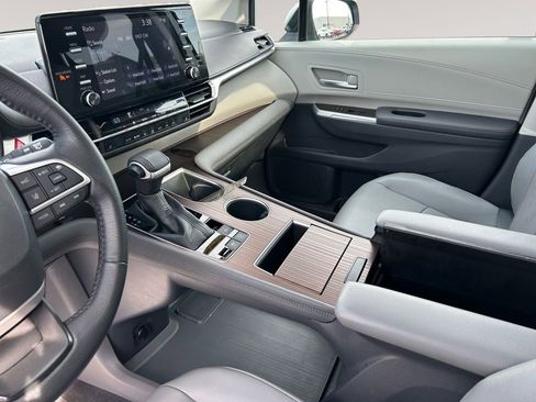 Used 2022 Toyota Sienna XLE image 10