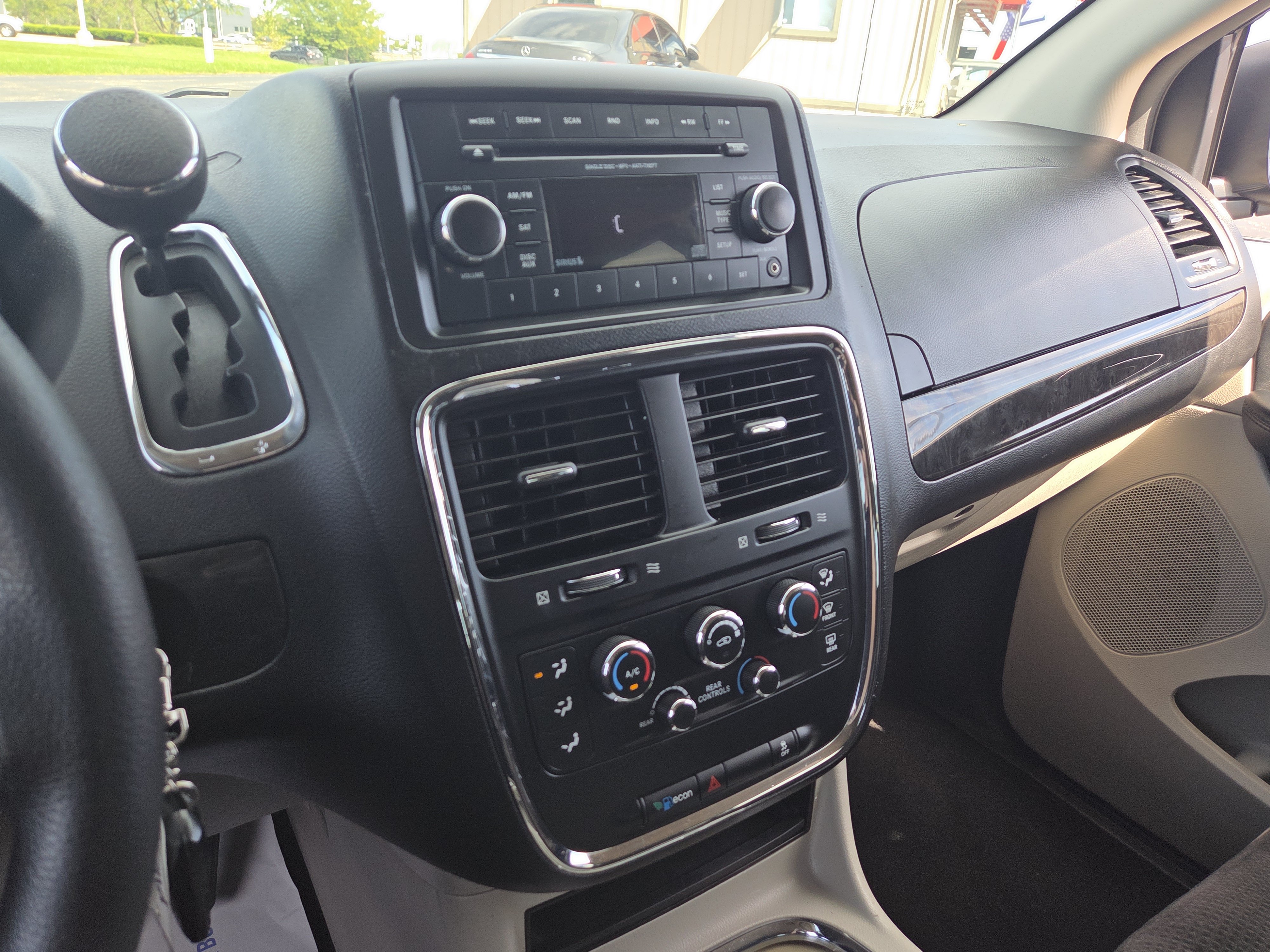 Used 2016 Dodge Grand Caravan SXT FWD image 12
