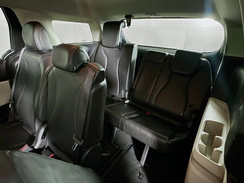 Used 2024 Kia Carnival LX image 29