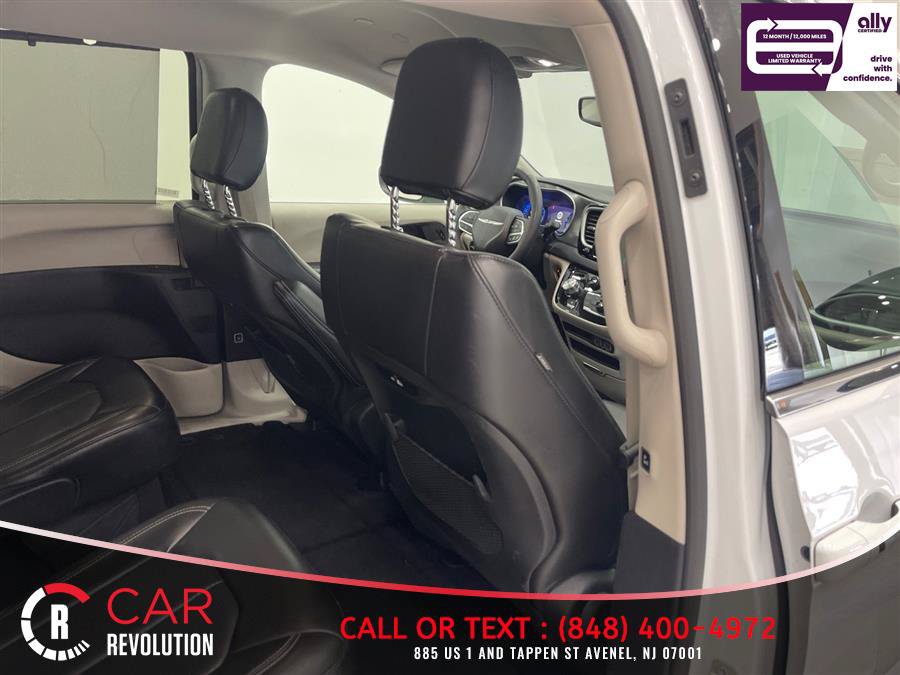 Used 2023 Chrysler Pacifica Touring-L FWD image 48