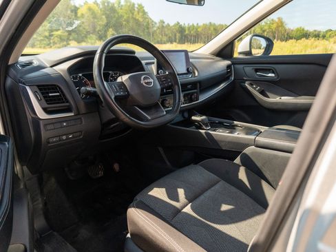 Used 2025 Nissan Rogue SV FWD image 10