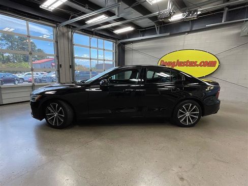 Used 2022 Volvo S60 B5 Inscription FWD image 2