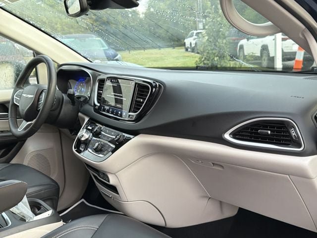 Used 2023 Chrysler Pacifica Touring-L FWD image 20