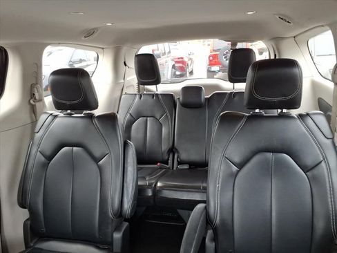 Certified 2024 Chrysler Pacifica Touring-L FWD image 10