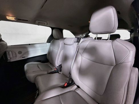 Certified 2025 Toyota Sienna XLE FWD image 31