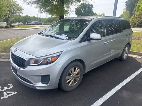 Used 2017 Kia Sedona LX w/ LX Essentials Premium Package image 2