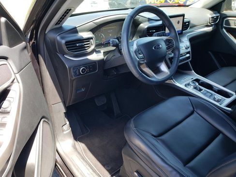 Used 2023 Ford Explorer XLT w/ Equipment Group 202A AWD/4WD image 10