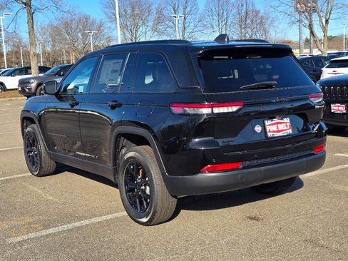 New 2025 Jeep Grand Cherokee Laredo image 9