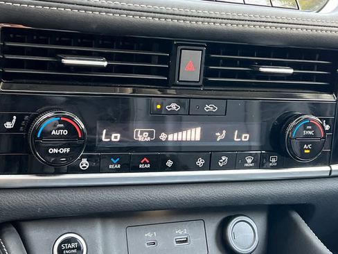 Used 2022 Nissan Rogue SL w/ SL Premium Package image 23