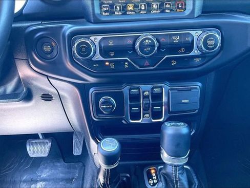 Used 2018 Jeep Wrangler Unlimited Sahara AWD/4WD image 33