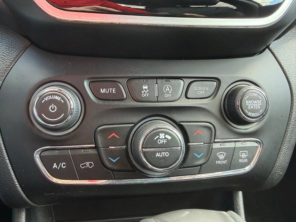 Used 2019 Jeep Cherokee Limited AWD/4WD image 17