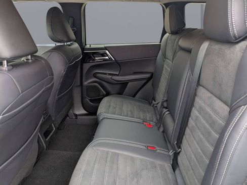 Used 2024 Mitsubishi Outlander SE FWD image 14