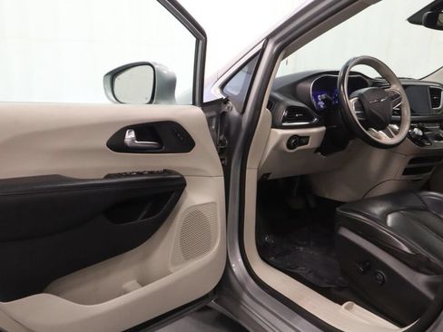 Used 2020 Chrysler Pacifica Limited FWD image 8