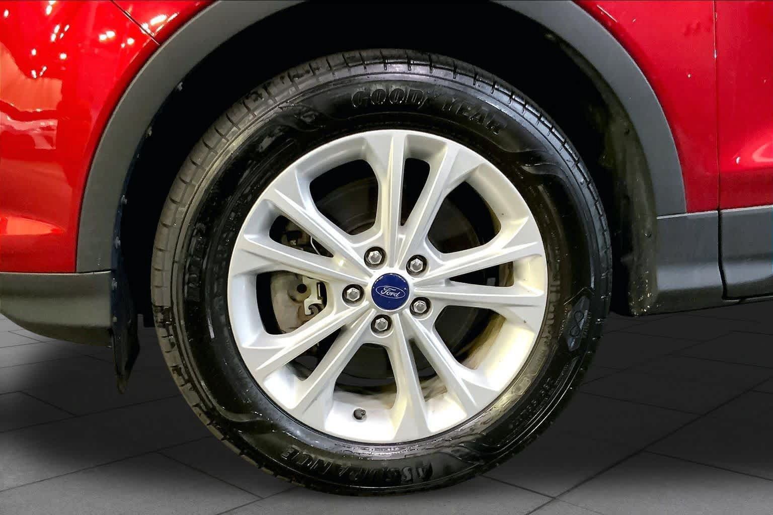 Used 2018 Ford Escape SE w/ SE Sync 3 Package AWD/4WD image 11