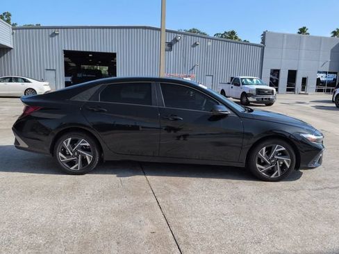 Used 2025 Hyundai Elantra Sport FWD image 3