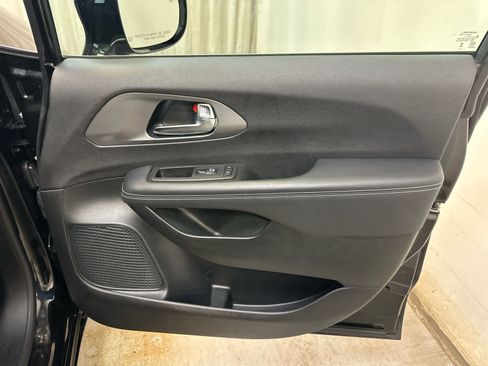 Used 2025 Chrysler Pacifica Select FWD image 29