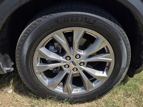 Used 2023 Ford Explorer XLT w/ Equipment Group 202A RWD image 9