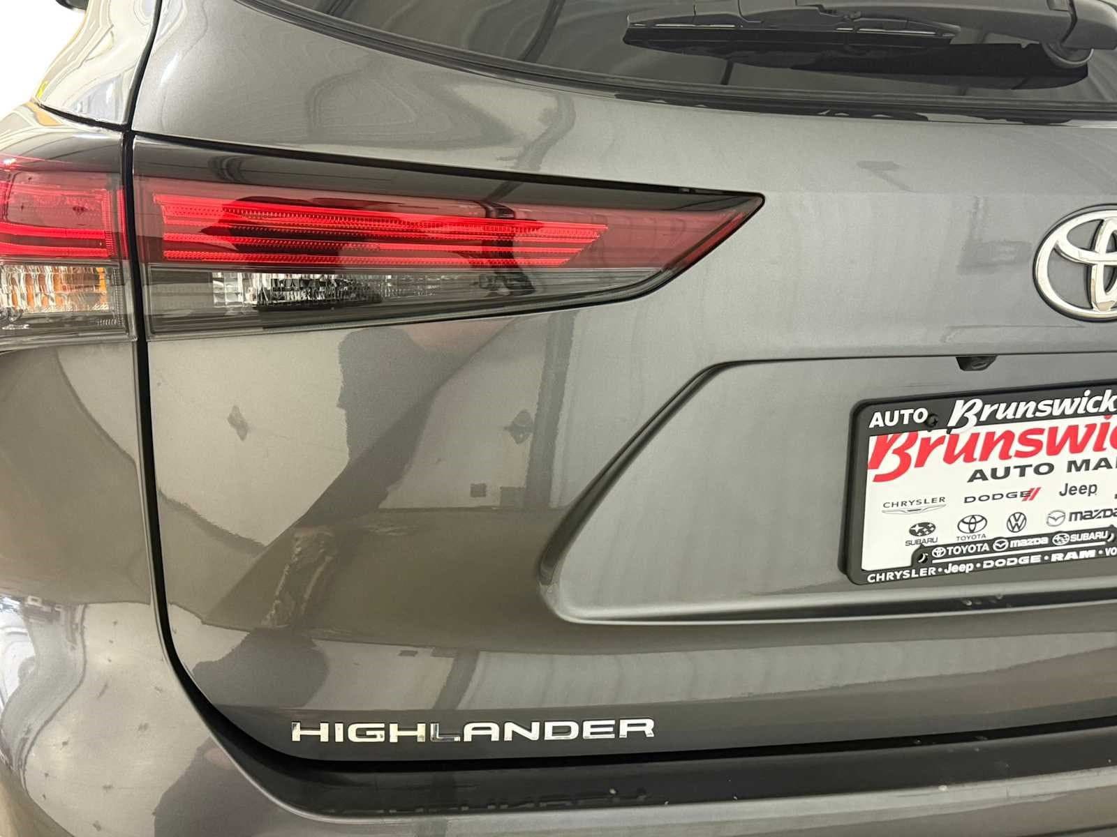 Used 2024 Toyota Highlander XLE AWD/4WD image 6