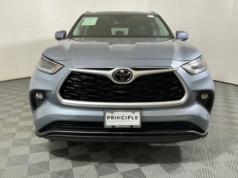 Used 2021 Toyota Highlander XLE AWD/4WD image 3