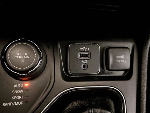 Used 2020 Jeep Cherokee Latitude Plus image 32