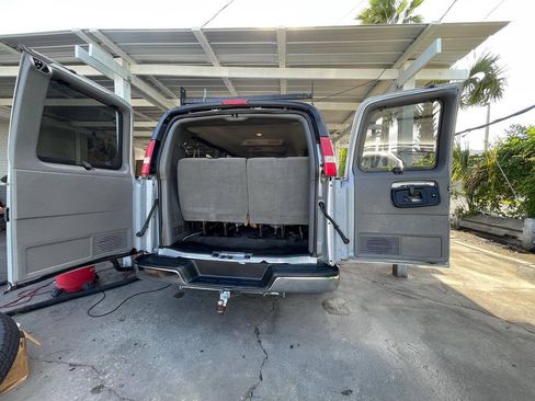 Used 2017 Chevrolet Express 3500 LT w/ LT Preferred Equipment Group RWD image 2