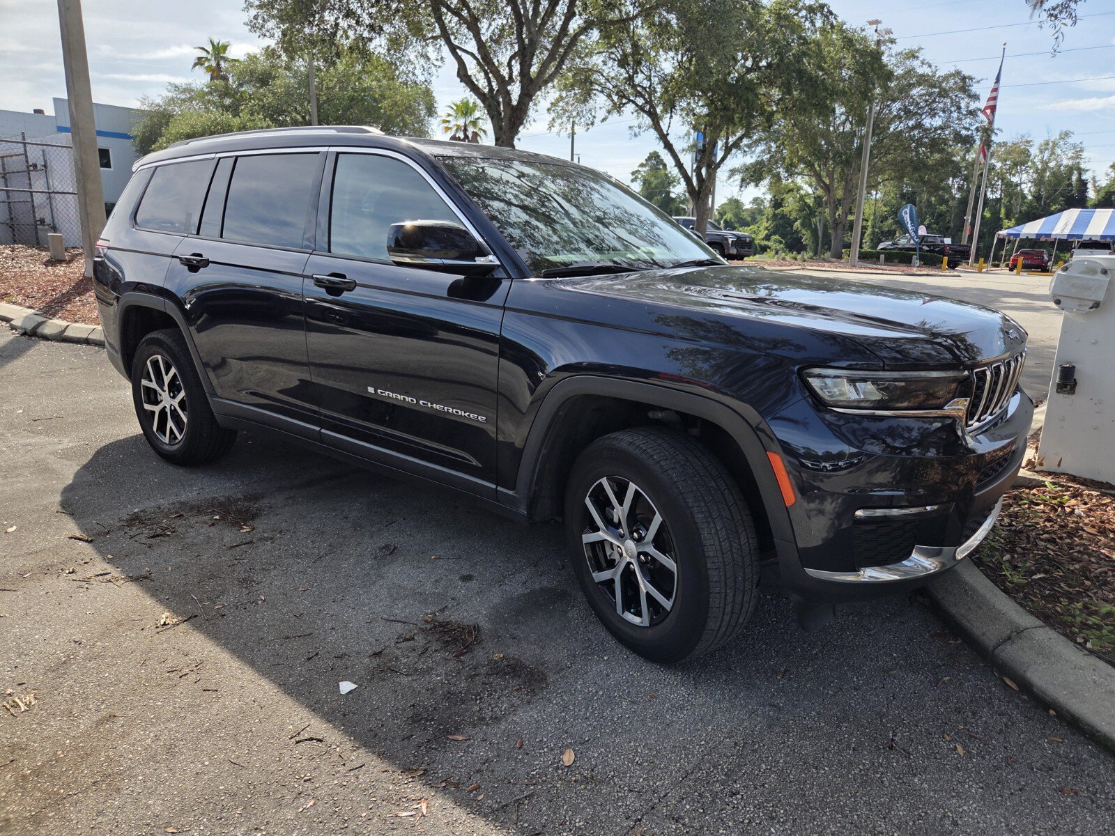 Used 2023 Jeep Grand Cherokee L Limited RWD image 2