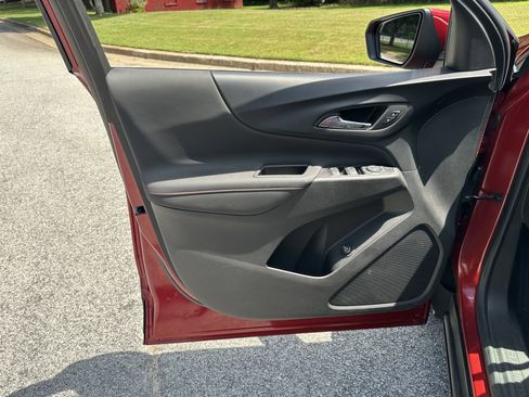 Used 2022 Chevrolet Equinox RS w/ Infotainment Package image 10