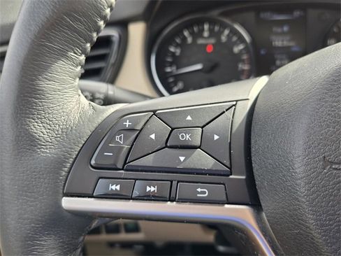 Used 2017 Nissan Rogue SV w/ SV Premium Package image 23