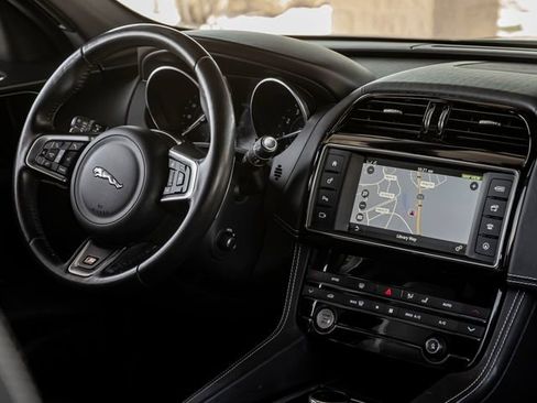 Used 2017 Jaguar F-PACE S AWD/4WD image 33
