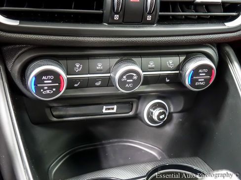 Used 2022 Alfa Romeo Giulia Veloce AWD/4WD image 18