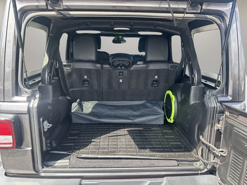 Used 2018 Jeep Wrangler Unlimited Sahara AWD/4WD image 29