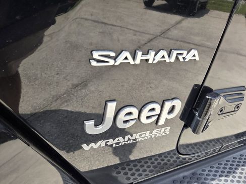 Used 2018 Jeep Wrangler Unlimited Sahara AWD/4WD image 11