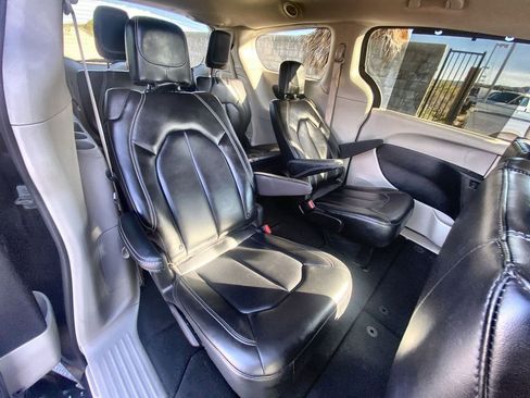 Used 2023 Chrysler Pacifica Touring-L FWD image 26